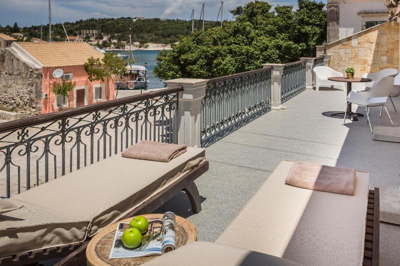 Deluxe Suite with Partial Harbour View - 111 image 3