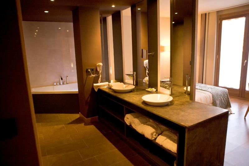 Suite with Spa Bath image 1
