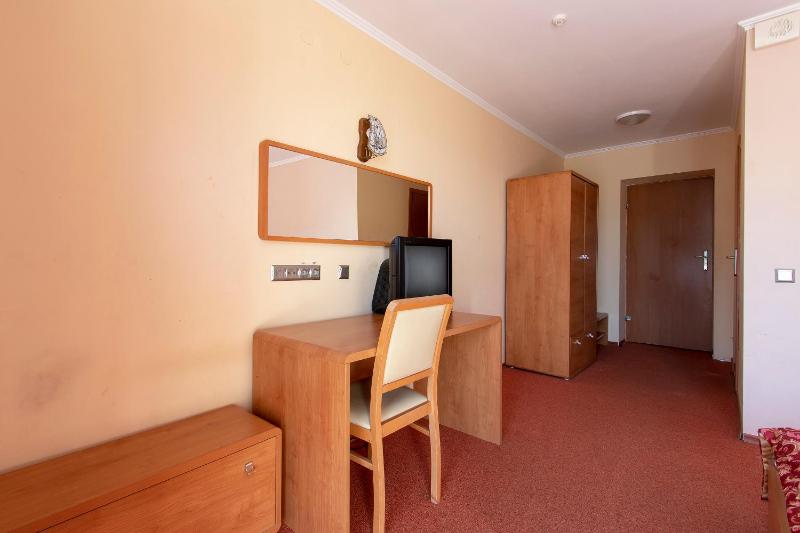 Standard Twin Room with Mountain View image 2