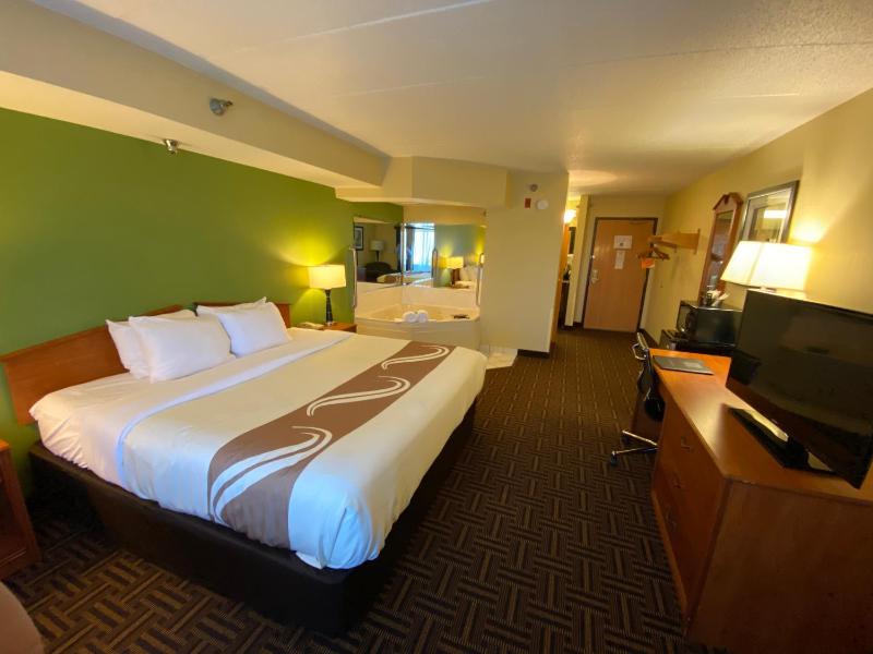 King Suite - Non-Smoking image 3