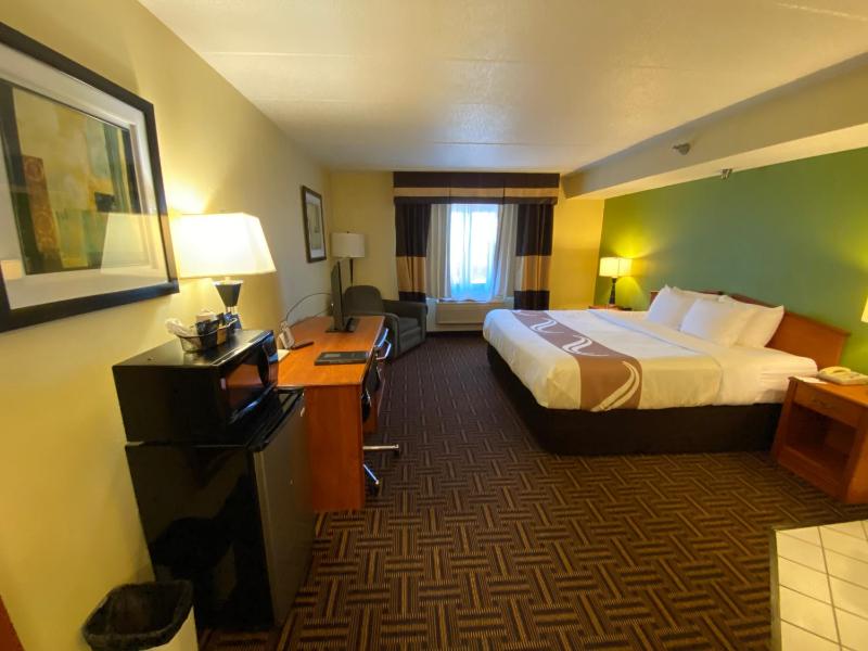 King Suite - Non-Smoking image 4