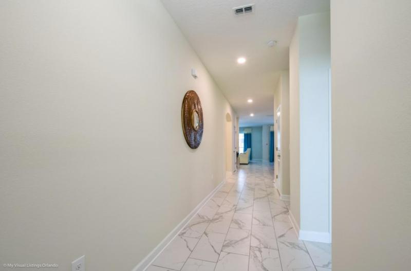 Six-Bedroom House image 3