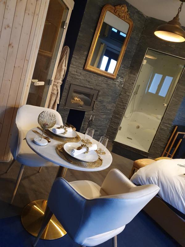 Suite with Sauna image 3