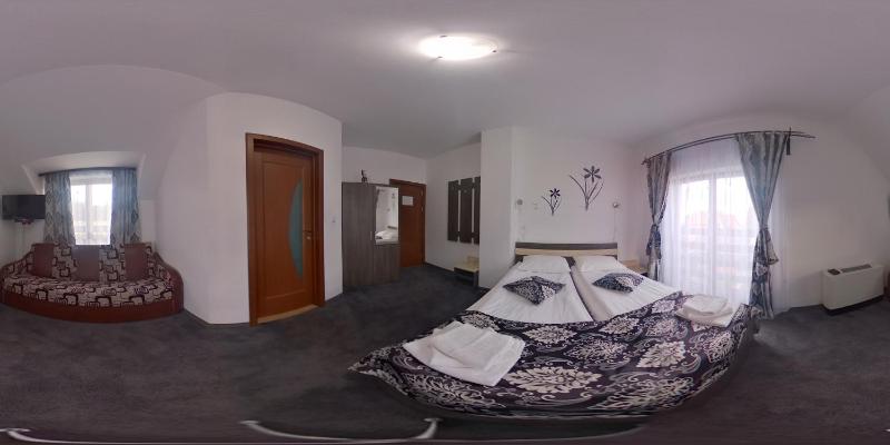 Twin Room with Private Bathroom image 4