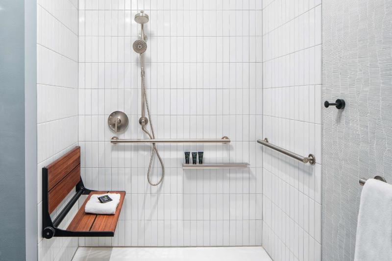 King Room with Roll-In Shower - Disability Access image 2