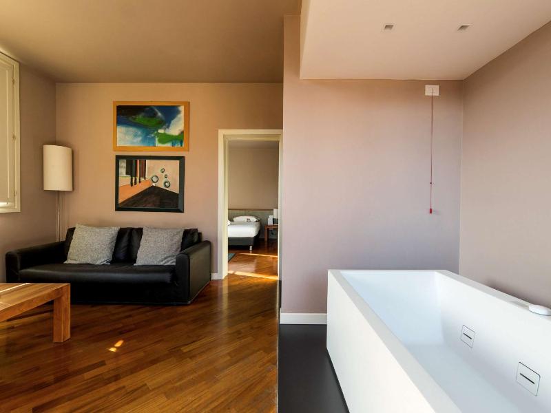 Suite with Hot Tub image 3