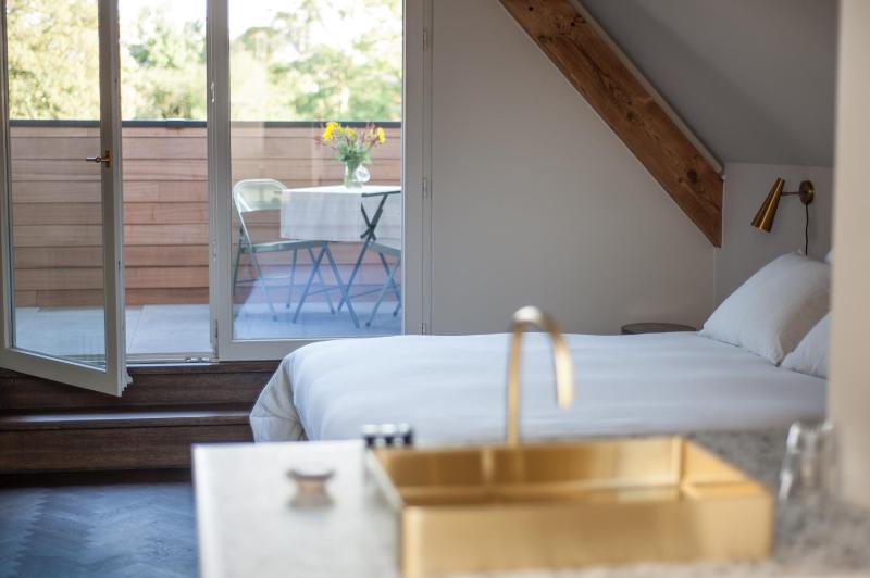 King Suite with Balcony image 3