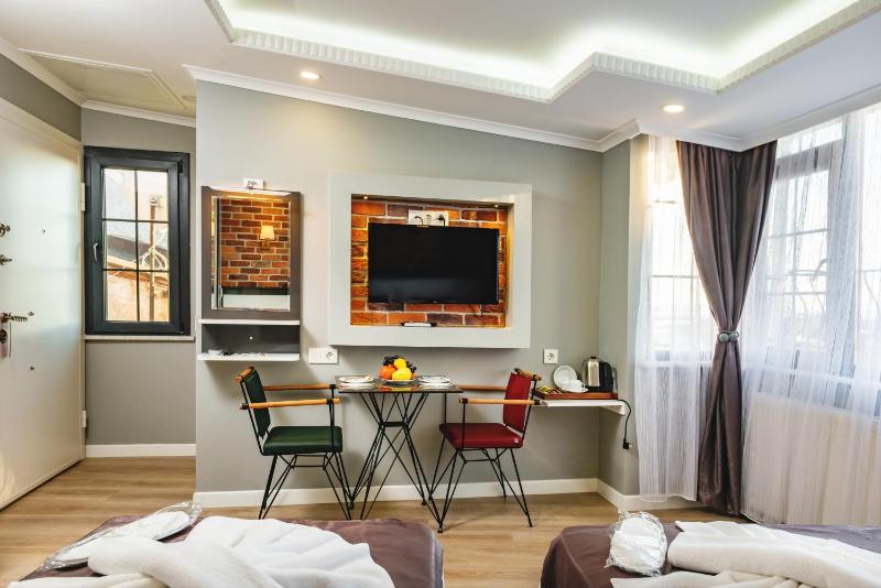 Deluxe Triple Room with Sea View image 3