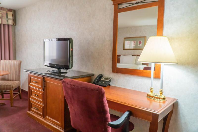 Queen Room with Two Queen Beds image 4
