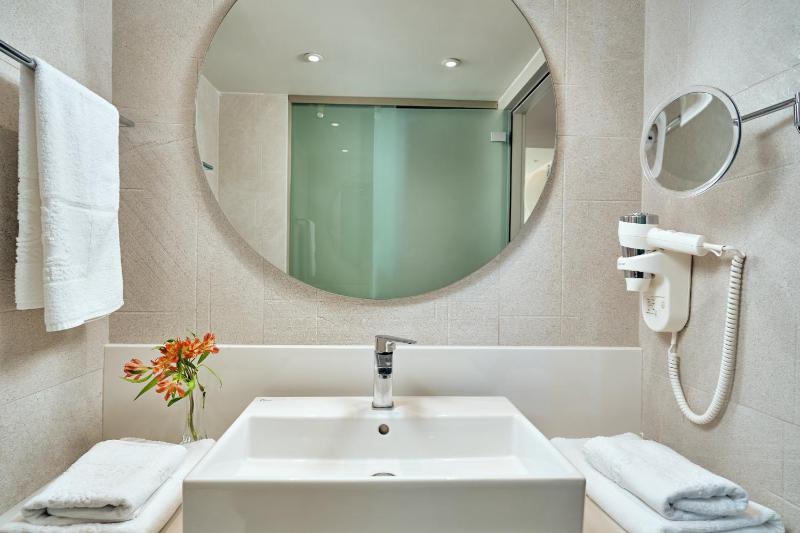 Double Room with Pool View image 2