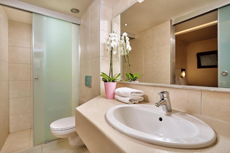 Economy Double or Twin Room image 2