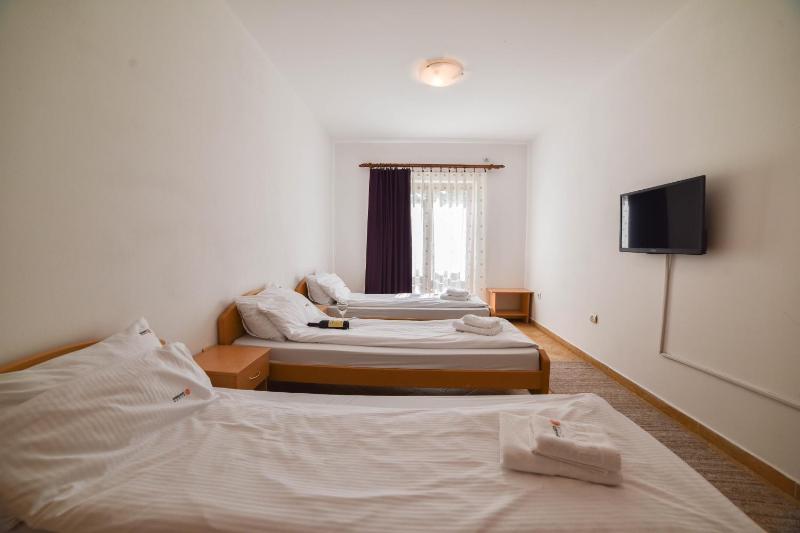 Twin Room image 3