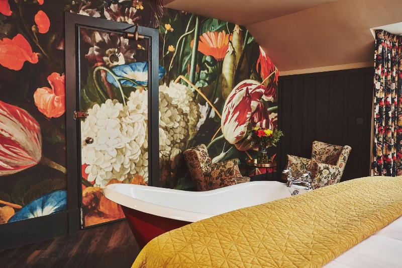Deluxe Double Room with Bath image 3