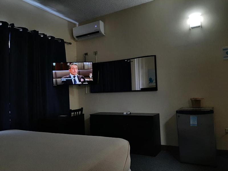 Standard King Room image 2