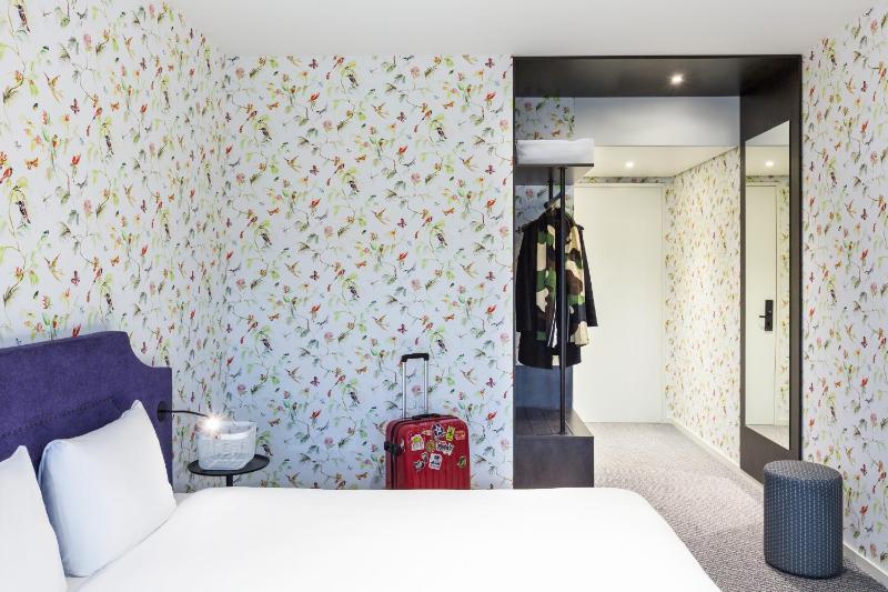 Superior King Room image 4