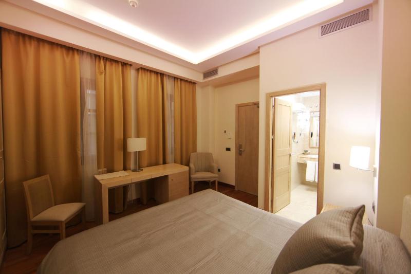 Two Connecting Double Rooms image 3