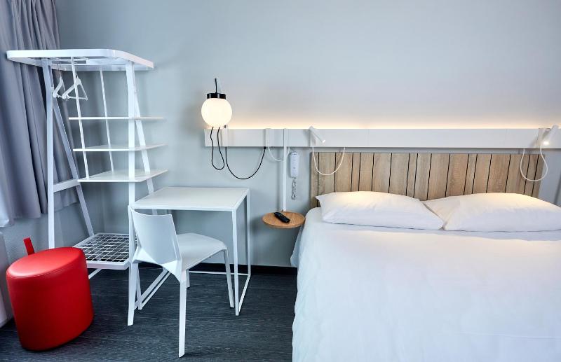 Standard Double Room image 3