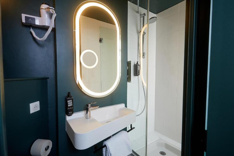 Standard Double Room image 2