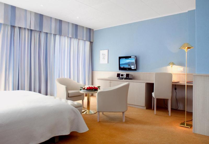 Standard Double Room with Balcony and Lake View image 3