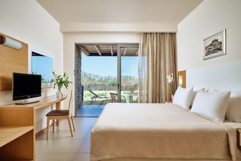Family Room with Garden View image 3