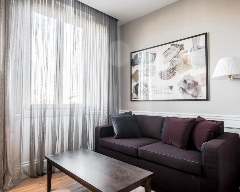 Suite with City View and Spa Access image 3