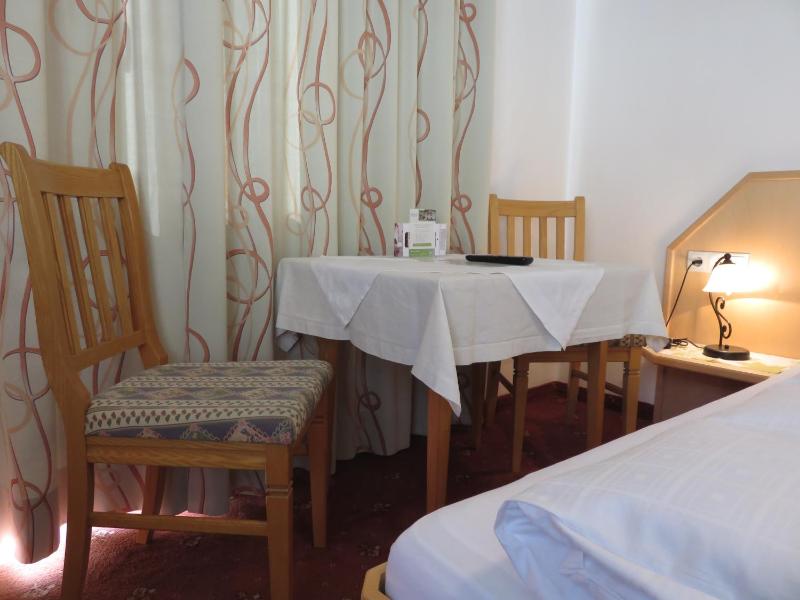 Double Room image 3