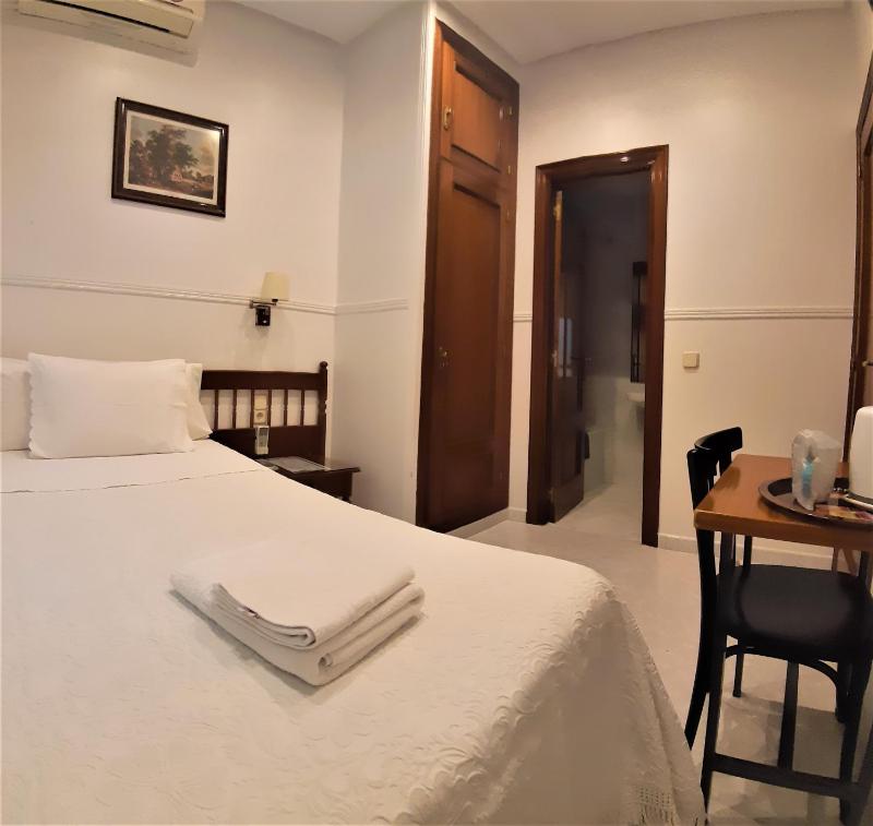 Single Room image 3