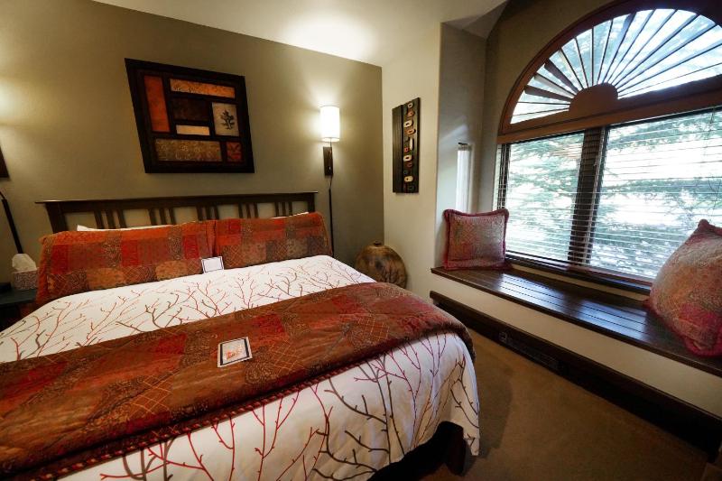 King Room image 2