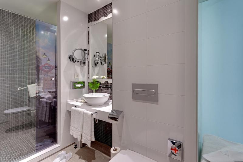 Standard King Room image 4