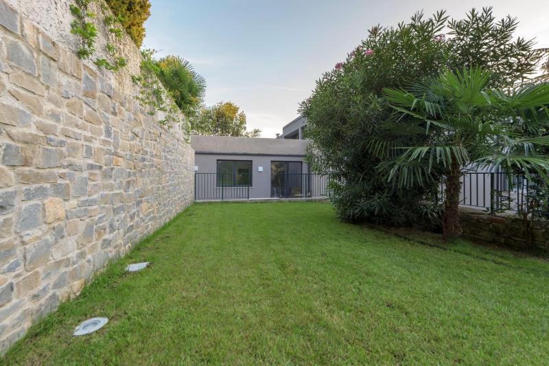 One-Bedroom Apartment with Garden image 4