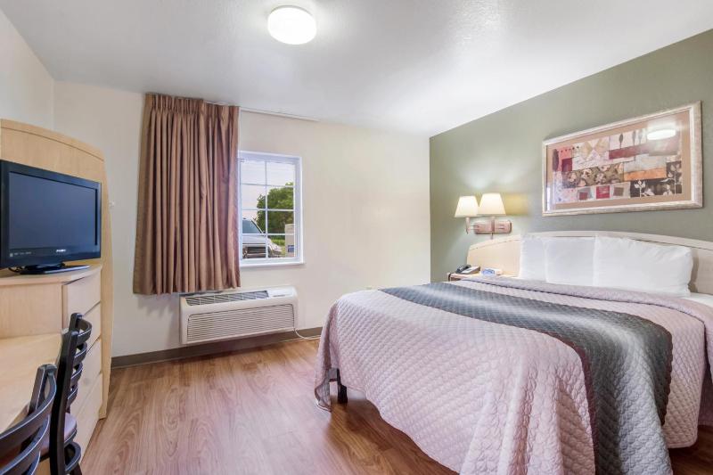 Studio with One Queen Bed - Disability Access/Non-Smoking image 2