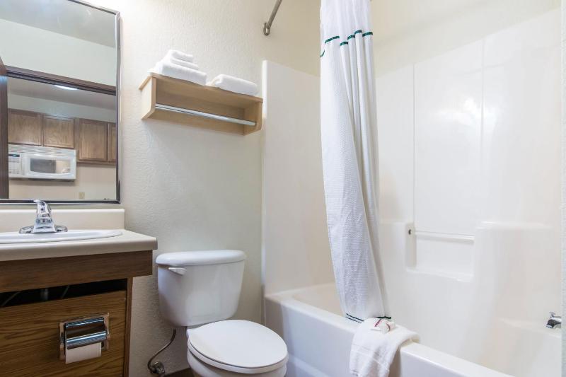 Studio Queen Room Disability Access Non-Smoking image 2