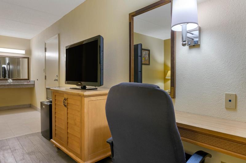 King Room with Accessible Tub - Smoking image 2