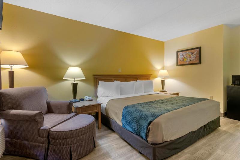 King Room with Accessible Tub - Smoking image 3