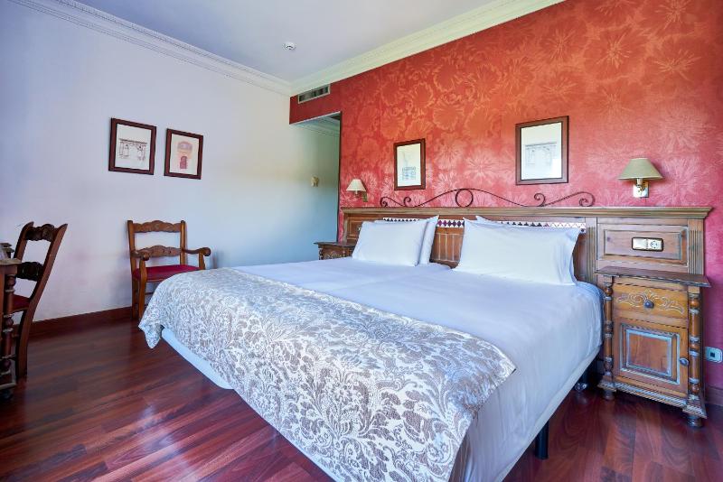 Double or Twin Room image 3