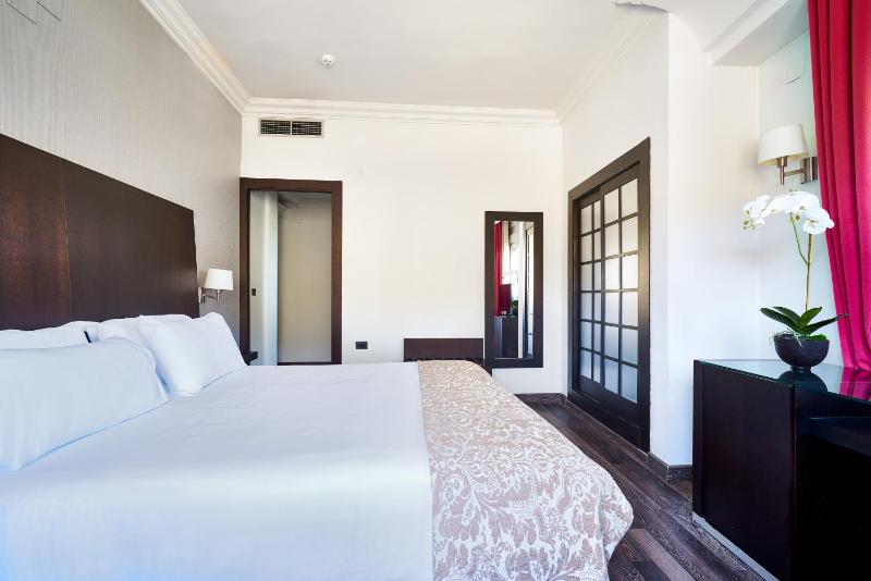 Double or Twin Room image 4