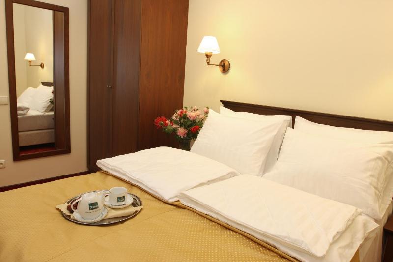 Classic Twin Room image 2