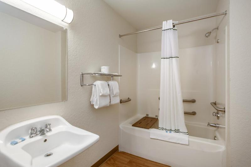  Studio Queen Room Disability Access Non-Smoking image 2