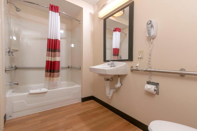 Superior King Room Disability Access Smoke Free image 2