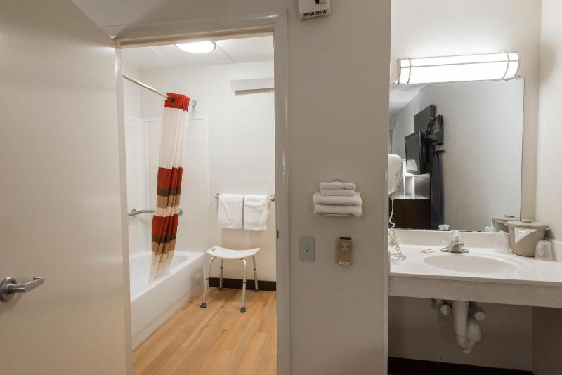 Premium King Room Disability Access Smoke Free (Upgraded Bedding & Snack) image 2
