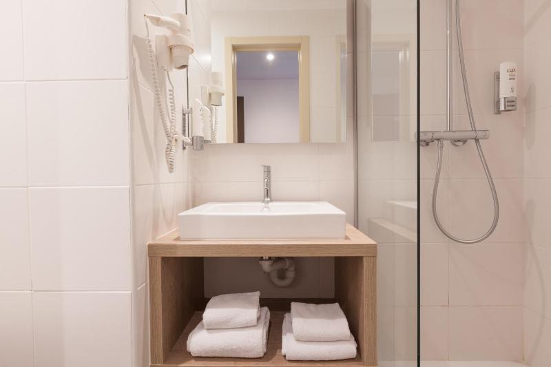 Single Room image 3