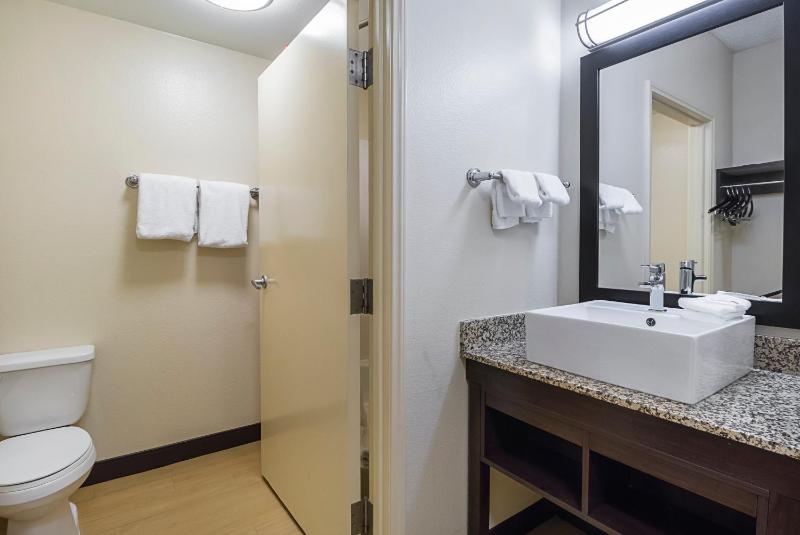 Deluxe Room with Two Double Beds Smoke Free image 3