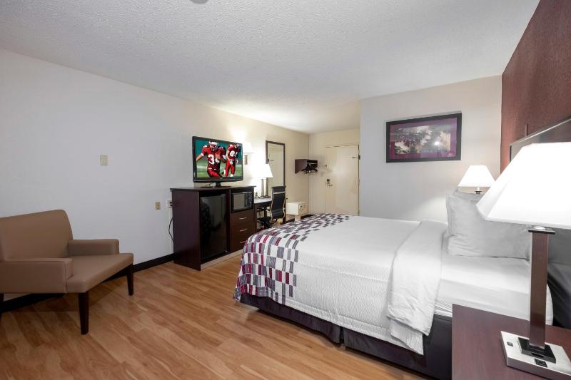 Deluxe Queen Room with One Queen Bed - Smoke-Free image 3