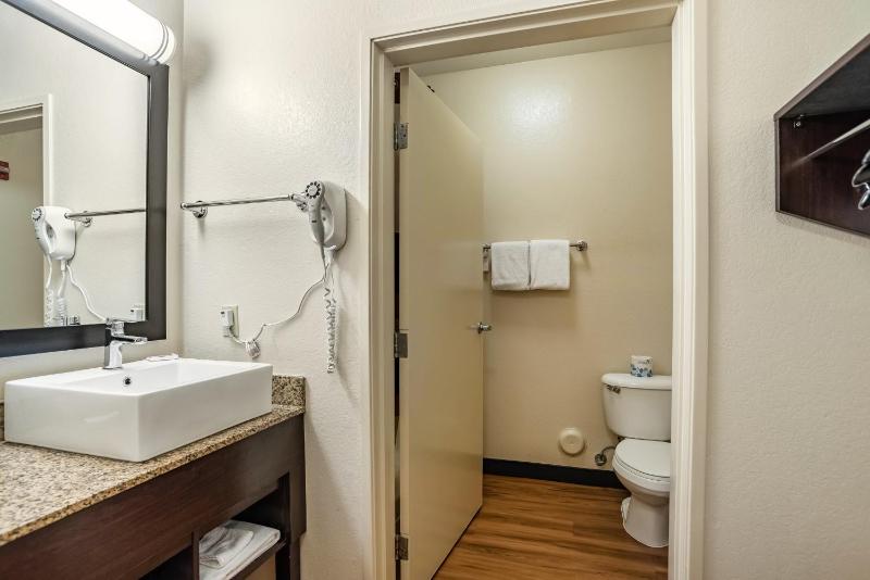 Superior King Room Smoke Free image 4