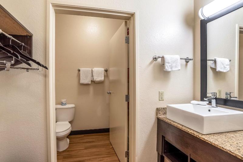 Standard Room with Two Double Beds Smoke Free image 2