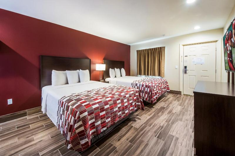 Deluxe Queen Room with Two Queen Beds - Smoke Free image 3