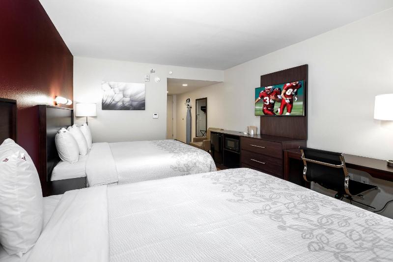 Deluxe Room with Two Queen Beds Disability Access Roll-In Shower Smoke Free image 4