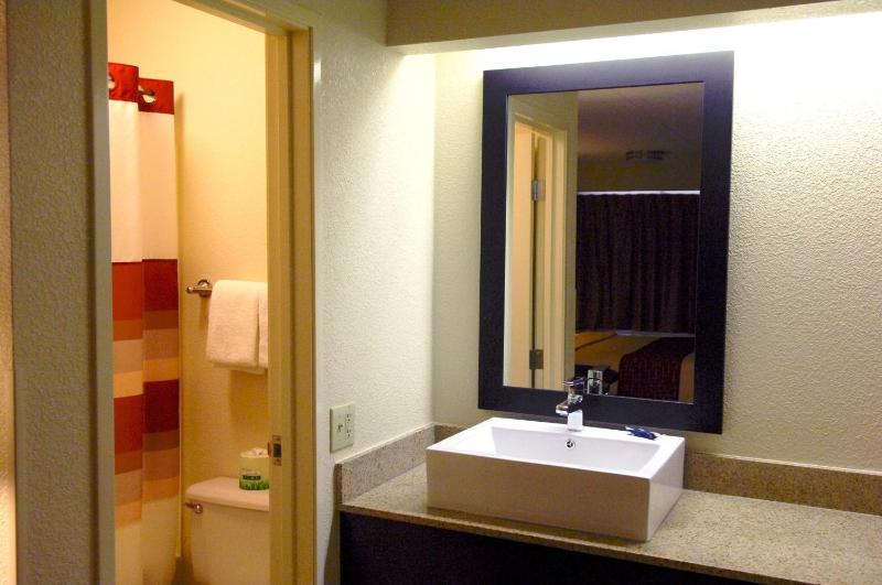 Deluxe King Room Smoke Free image 2
