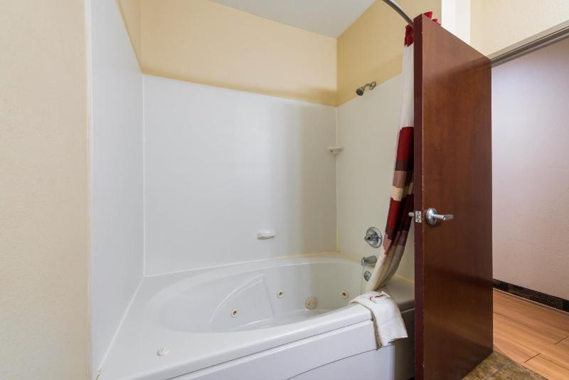 Suite King Room with Spa Bath Non-Smoking image 2