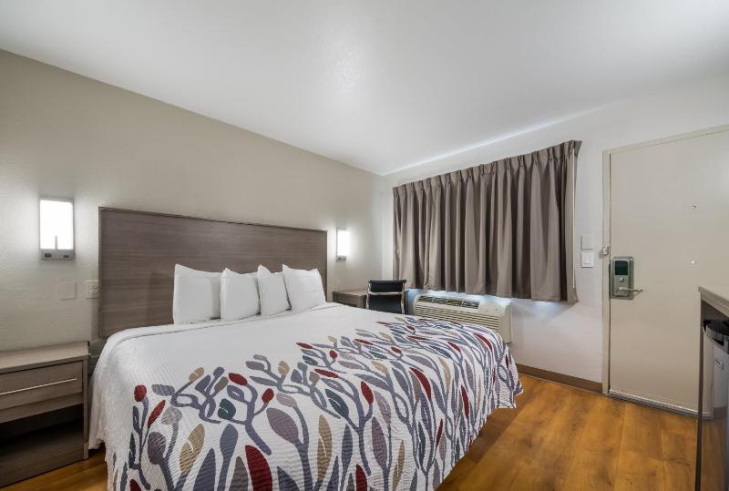 Deluxe King Room - Non-Smoking image 4